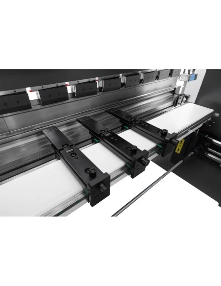 Presă hidraulică CNC CORMAK pentru îndoire precisă