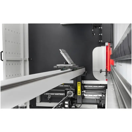 Presă hidraulică CNC CORMAK pentru îndoire precisă